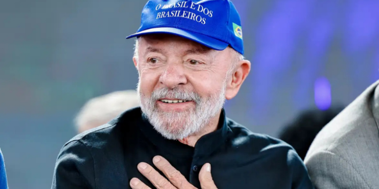 Lula afirma que jornada 6x1 está ultrapassada e anuncia discussão por novo modelo. Proposta no Congresso esbarra em preocupações do setor empresarial.