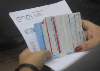 Lei 10.876/2025 impede que concessionárias do RJ cobrem nas faturas serviços ou produtos fora da concessão sem anuência do consumidor. Multas serão aplicadas em caso de descumprimento.