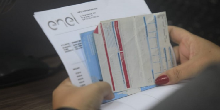 Lei 10.876/2025 impede que concessionárias do RJ cobrem nas faturas serviços ou produtos fora da concessão sem anuência do consumidor. Multas serão aplicadas em caso de descumprimento.