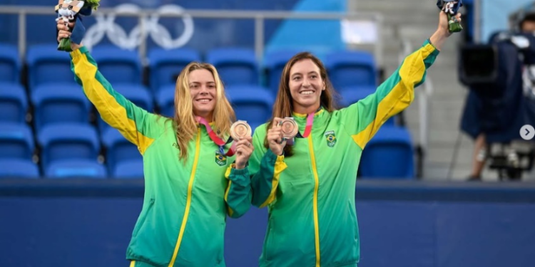 Luisa Stefani está na final das duplas mistas em Wimbledon e ainda sonha com o título nas duplas femininas. Relembre sua trajetória no tênis.