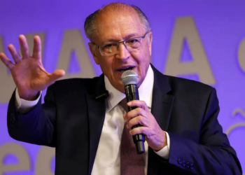 Geraldo Alckmin denuncia suposta sabotagem econômica por aliados de Bolsonaro. Declaração acusa grupo de prejudicar empregos e empresas brasileiras.