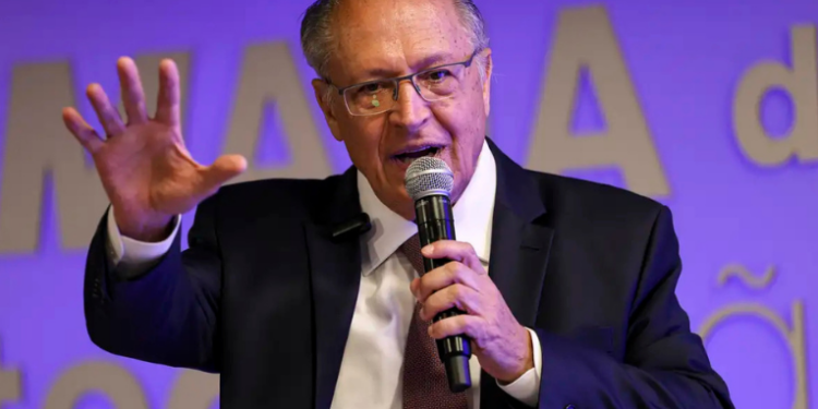 Geraldo Alckmin denuncia suposta sabotagem econômica por aliados de Bolsonaro. Declaração acusa grupo de prejudicar empregos e empresas brasileiras.