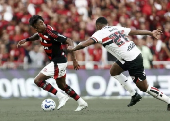 São Paulo perde para o Flamengo na estreia de Hernán Crespo. Time carioca mantém liderança com 27 pontos no Brasileirão.