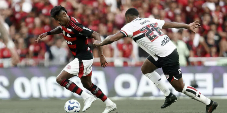 São Paulo perde para o Flamengo na estreia de Hernán Crespo. Time carioca mantém liderança com 27 pontos no Brasileirão.