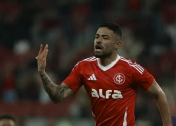 Internacional supera Vitória por 1 a 0 com gol nos acréscimos de Bruno Tabata. Time gaúcho quebra sequência negativa e sai da zona de rebaixamento.