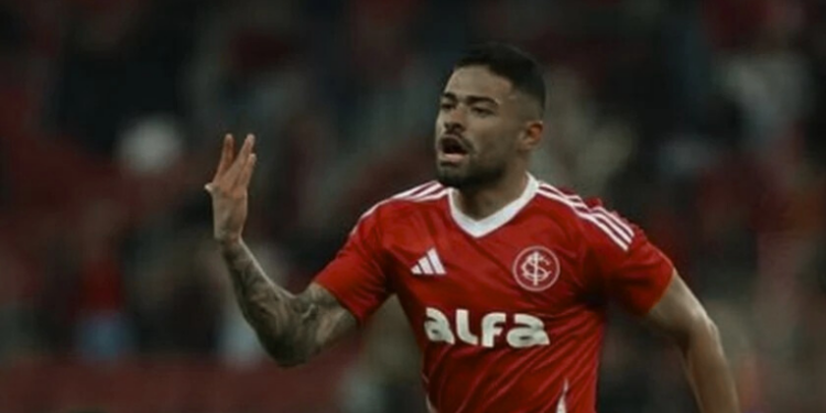 Internacional supera Vitória por 1 a 0 com gol nos acréscimos de Bruno Tabata. Time gaúcho quebra sequência negativa e sai da zona de rebaixamento.