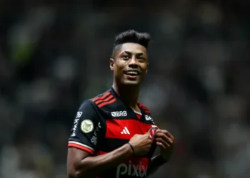 Bruno Henrique, atacante do Flamengo, vira réu por fraude em apostas esportivas após decisão da Justiça do DF. Jogador teria forçado cartão amarelo para beneficiar parentes.