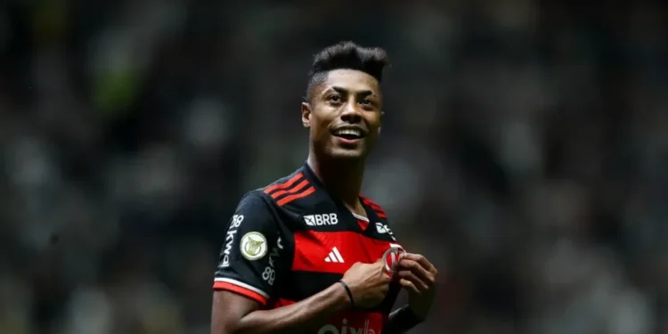 Bruno Henrique, atacante do Flamengo, vira réu por fraude em apostas esportivas após decisão da Justiça do DF. Jogador teria forçado cartão amarelo para beneficiar parentes.