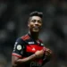 Bruno Henrique, atacante do Flamengo, vira réu por fraude em apostas esportivas após decisão da Justiça do DF. Jogador teria forçado cartão amarelo para beneficiar parentes.