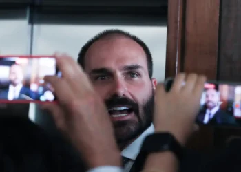 Licença de Eduardo Bolsonaro termina neste domingo (20). Deputado precisa decidir entre retornar à Câmara ou renunciar, perdendo salário, foro privilegiado e imunidade parlamentar.