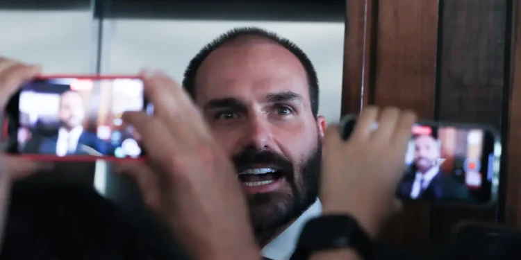 Licença de Eduardo Bolsonaro termina neste domingo (20). Deputado precisa decidir entre retornar à Câmara ou renunciar, perdendo salário, foro privilegiado e imunidade parlamentar.