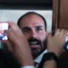 Licença de Eduardo Bolsonaro termina neste domingo (20). Deputado precisa decidir entre retornar à Câmara ou renunciar, perdendo salário, foro privilegiado e imunidade parlamentar.
