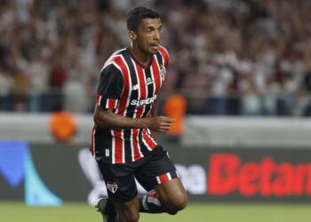 Após se recuperar de tromboembolismo pulmonar, Luiz Gustavo participa de treino técnico no São Paulo. Lucas Moura também volta a treinar com bola. Clube vive momento positivo no Brasileirão.