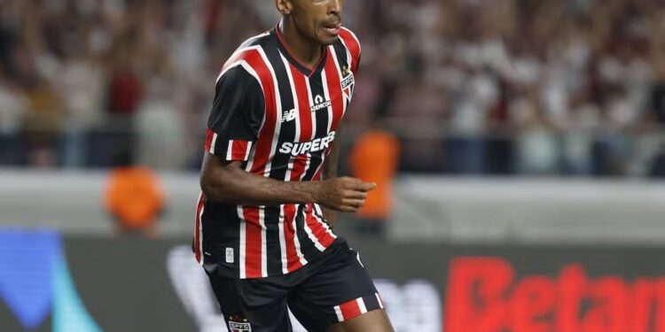 Após se recuperar de tromboembolismo pulmonar, Luiz Gustavo participa de treino técnico no São Paulo. Lucas Moura também volta a treinar com bola. Clube vive momento positivo no Brasileirão.