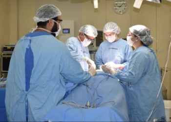Após ser brutalmente agredida com 61 socos, Juliana Soares passou por cirurgia facial em Natal. Cirurgião comparou as lesões a um acidente de carro, devido à gravidade das fraturas.