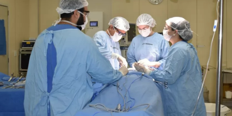 Após ser brutalmente agredida com 61 socos, Juliana Soares passou por cirurgia facial em Natal. Cirurgião comparou as lesões a um acidente de carro, devido à gravidade das fraturas.