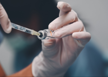 Rio e outros estados iniciam vacinação gratuita contra HPV para jovens de 15 a 19 anos. Meta é imunizar 90% do público e ampliar proteção contra o câncer.