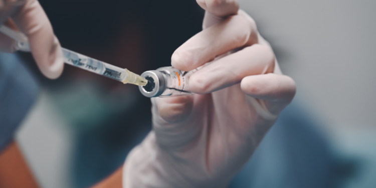 Rio e outros estados iniciam vacinação gratuita contra HPV para jovens de 15 a 19 anos. Meta é imunizar 90% do público e ampliar proteção contra o câncer.