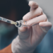 Rio e outros estados iniciam vacinação gratuita contra HPV para jovens de 15 a 19 anos. Meta é imunizar 90% do público e ampliar proteção contra o câncer.