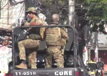 Confronto entre policiais militares e traficantes causa a morte de dois suspeitos e interdita parcialmente a Linha Amarela na Zona Norte do Rio de Janeiro. Ação mobilizou BPVE e 22º BPM e gerou retenções no trânsito.