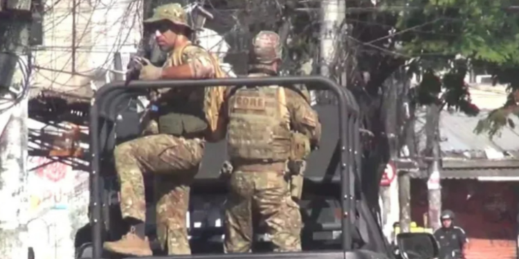 Confronto entre policiais militares e traficantes causa a morte de dois suspeitos e interdita parcialmente a Linha Amarela na Zona Norte do Rio de Janeiro. Ação mobilizou BPVE e 22º BPM e gerou retenções no trânsito.