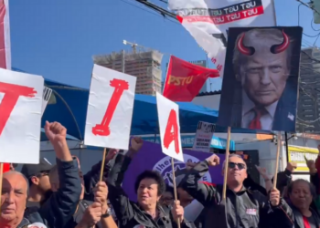 Movimentos populares realizam protestos em diversas cidades do Brasil contra o aumento de tarifas imposto pelos EUA. Medida de Trump afeta setores como agronegócio, indústria e tecnologia.