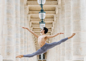 O bailarino Marcos Sousa, de 18 anos, torna-se o primeiro brasileiro com contrato vitalício na Ópera Nacional de Paris. Conheça a história de superação do jovem maranhense até alcançar o topo do balé mundial.