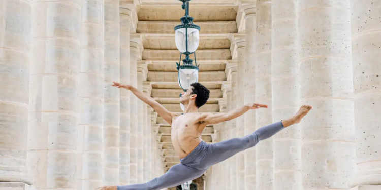 O bailarino Marcos Sousa, de 18 anos, torna-se o primeiro brasileiro com contrato vitalício na Ópera Nacional de Paris. Conheça a história de superação do jovem maranhense até alcançar o topo do balé mundial.