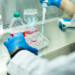 Pesquisadores japoneses usam tecnologia CRISPR-Cas9 para remover o cromossomo extra da síndrome de Down em células humanas. Descoberta representa marco para futuros avanços em genética médica.