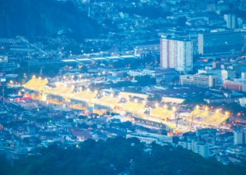 Carnaval 2026 marca uma mudança histórica no Sambódromo: Liesa elimina carros de som e adota sistema digital com fones para intérpretes. Iniciativa promete modernizar os desfiles do Grupo Especial.