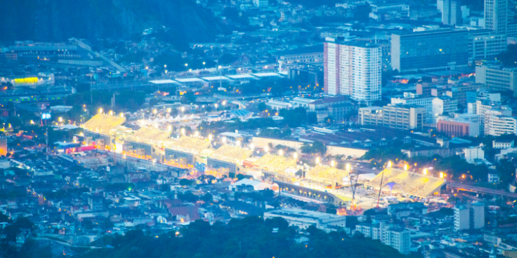 Carnaval 2026 marca uma mudança histórica no Sambódromo: Liesa elimina carros de som e adota sistema digital com fones para intérpretes. Iniciativa promete modernizar os desfiles do Grupo Especial.