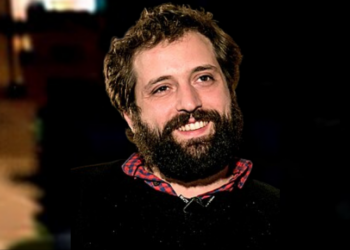 Gregório Duvivier apresentou monólogo cômico na Flip 2025, explorando as peculiaridades da língua portuguesa com trocadilhos, política e crítica social.