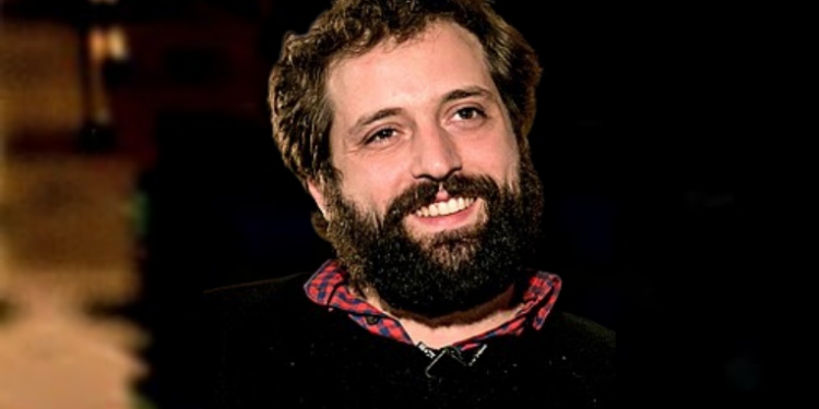 Gregório Duvivier apresentou monólogo cômico na Flip 2025, explorando as peculiaridades da língua portuguesa com trocadilhos, política e crítica social.
