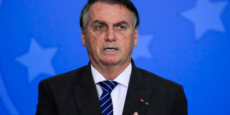 Segundo o Datafolha, 48% dos brasileiros são a favor da prisão de Jair Bolsonaro por tentativa de golpe. Em abril, eram 52%. Rejeição à prisão subiu para 46%.