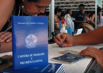 PNAD Contínua mostra que número de desempregados há mais de um ano caiu para 1,9 milhão, o menor já registrado desde 2012. Mercado de trabalho segue aquecido em 2025.