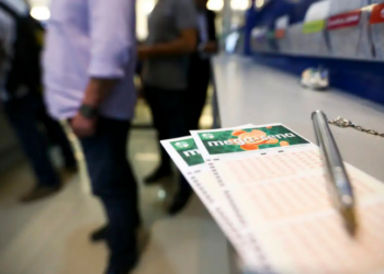 Uma aposta simples feita no Rio de Janeiro acertou os seis números do concurso 2.906 da Mega-Sena, levando R$ 33,7 milhões. Confira os números sorteados e como apostar no próximo concurso.