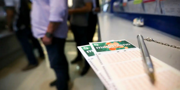 Uma aposta simples feita no Rio de Janeiro acertou os seis números do concurso 2.906 da Mega-Sena, levando R$ 33,7 milhões. Confira os números sorteados e como apostar no próximo concurso.