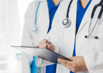 Quase 1,5 mil médicos selecionados pelo programa Mais Médicos iniciam atendimento em 987 municípios e 23 DSEIs. Ações visam ampliar o acesso à atenção primária e saúde da família no Brasil.