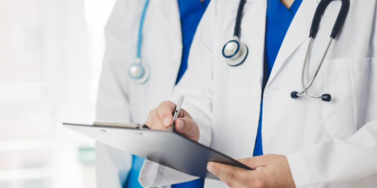 Quase 1,5 mil médicos selecionados pelo programa Mais Médicos iniciam atendimento em 987 municípios e 23 DSEIs. Ações visam ampliar o acesso à atenção primária e saúde da família no Brasil.