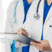 Quase 1,5 mil médicos selecionados pelo programa Mais Médicos iniciam atendimento em 987 municípios e 23 DSEIs. Ações visam ampliar o acesso à atenção primária e saúde da família no Brasil.