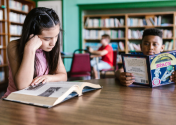 Estudo inédito mostra que a violência armada no Rio reduz drasticamente o aprendizado de alunos da rede pública em comunidades. Alunos perdem até um ano em matemática.
