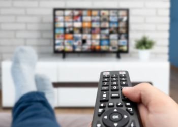 O presidente Lula assina decreto que regulamenta a TV 3.0, nova tecnologia da televisão aberta que une transmissão digital e internet, oferecendo interatividade, personalização e novos serviços aos telespectadores brasileiros.