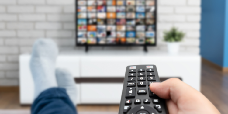 O presidente Lula assina decreto que regulamenta a TV 3.0, nova tecnologia da televisão aberta que une transmissão digital e internet, oferecendo interatividade, personalização e novos serviços aos telespectadores brasileiros.