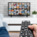 O presidente Lula assina decreto que regulamenta a TV 3.0, nova tecnologia da televisão aberta que une transmissão digital e internet, oferecendo interatividade, personalização e novos serviços aos telespectadores brasileiros.