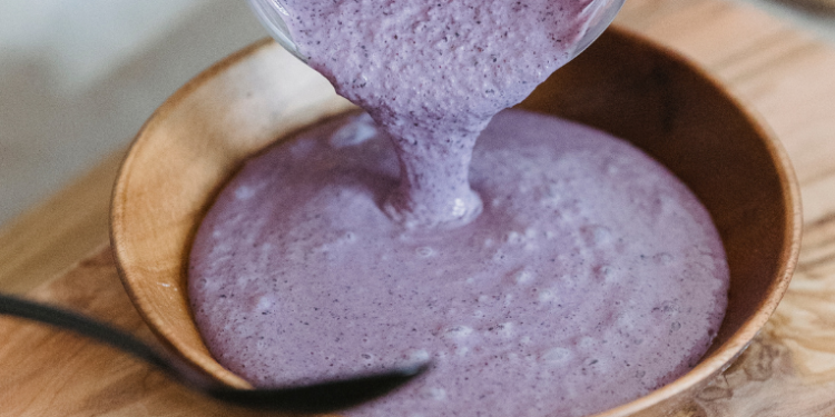 Após polêmica, a organização da COP30 altera edital e libera alimentos tradicionais do Pará, como açaí e tucupi. Mudança veio após pressão pública e ação do governo federal.