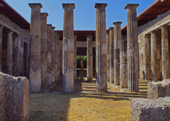 Complexo termal submerso em Baiae revela tecnologia sofisticada da Roma Antiga, incluindo circulação de ar sob pisos e paredes.