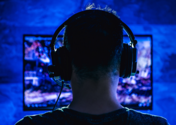 Cientistas do Instituto Salk descobriram que videogames ativam várias áreas do cérebro simultaneamente e oferecem benefícios cognitivos. Estudo com Flappy Bird destaca reações emocionais reais e estímulo à atenção e à memória.