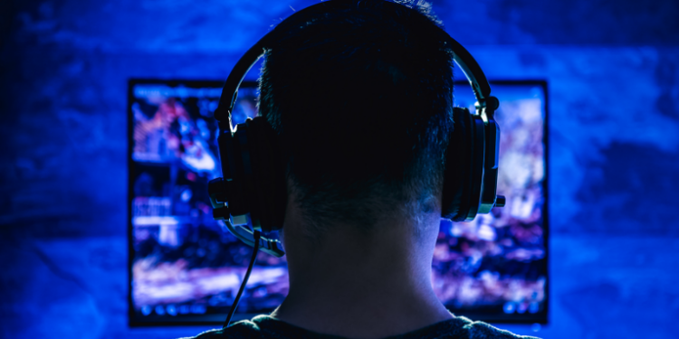 Cientistas do Instituto Salk descobriram que videogames ativam várias áreas do cérebro simultaneamente e oferecem benefícios cognitivos. Estudo com Flappy Bird destaca reações emocionais reais e estímulo à atenção e à memória.