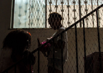 Estudo do Instituto Rede Abrigo revela que abrigos e casas-lares no Rio de Janeiro sofrem com superlotação, falta de higiene, medicamentos e acompanhamento psicológico para crianças e adolescentes em vulnerabilidade.