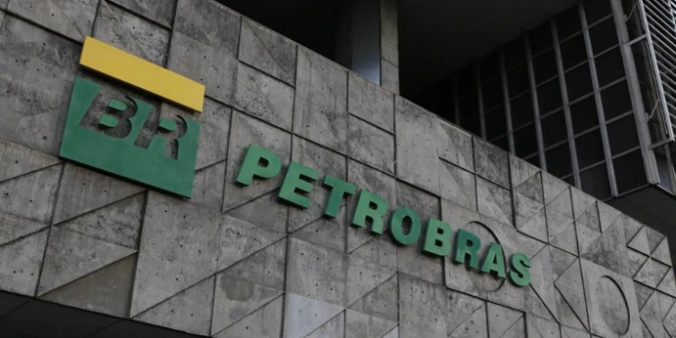 A Petrobras iniciou o pagamento da primeira parcela de juros sobre capital próprio referente ao 1º trimestre de 2025, incluindo acionistas brasileiros e detentores de ADRs nos EUA.